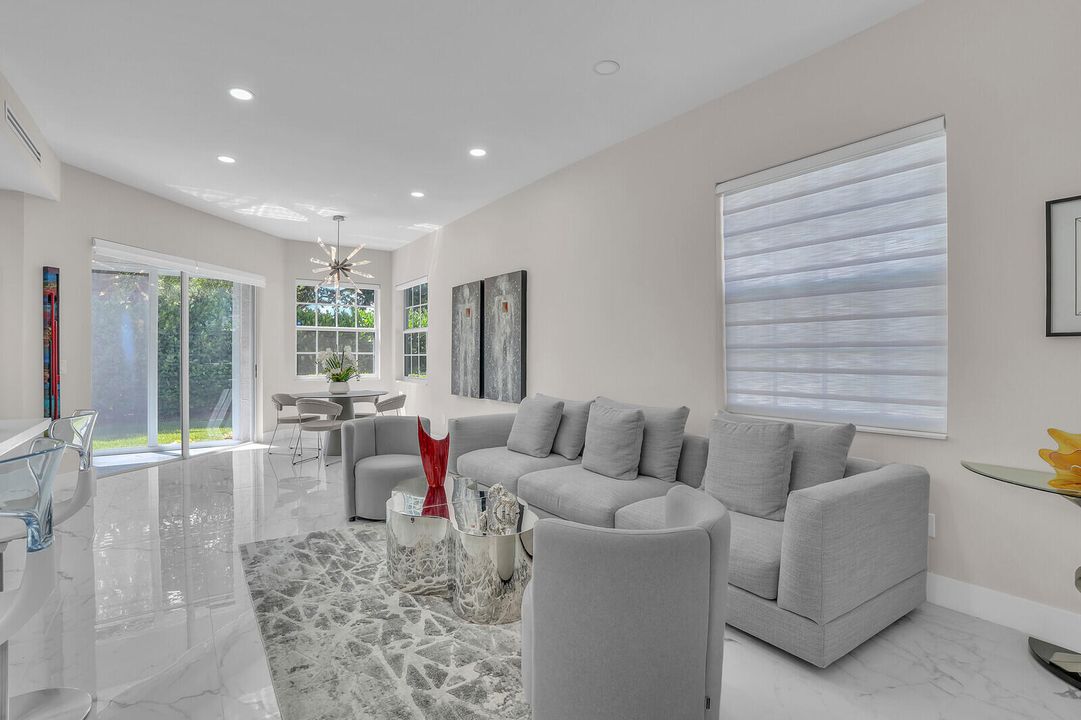 合同活跃: $299,000 (3 贝兹, 2 浴室, 1807 平方英尺)