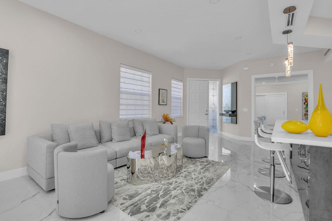 合同活跃: $299,000 (3 贝兹, 2 浴室, 1807 平方英尺)