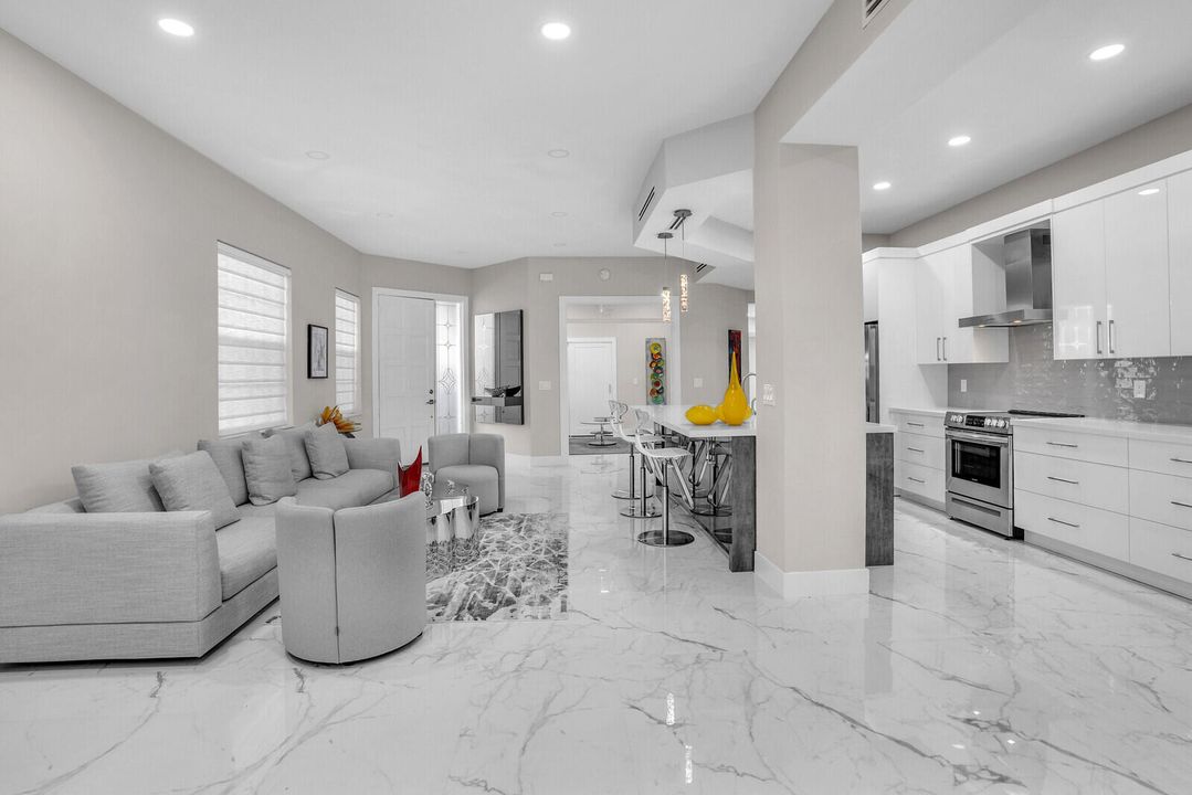 合同活跃: $299,000 (3 贝兹, 2 浴室, 1807 平方英尺)