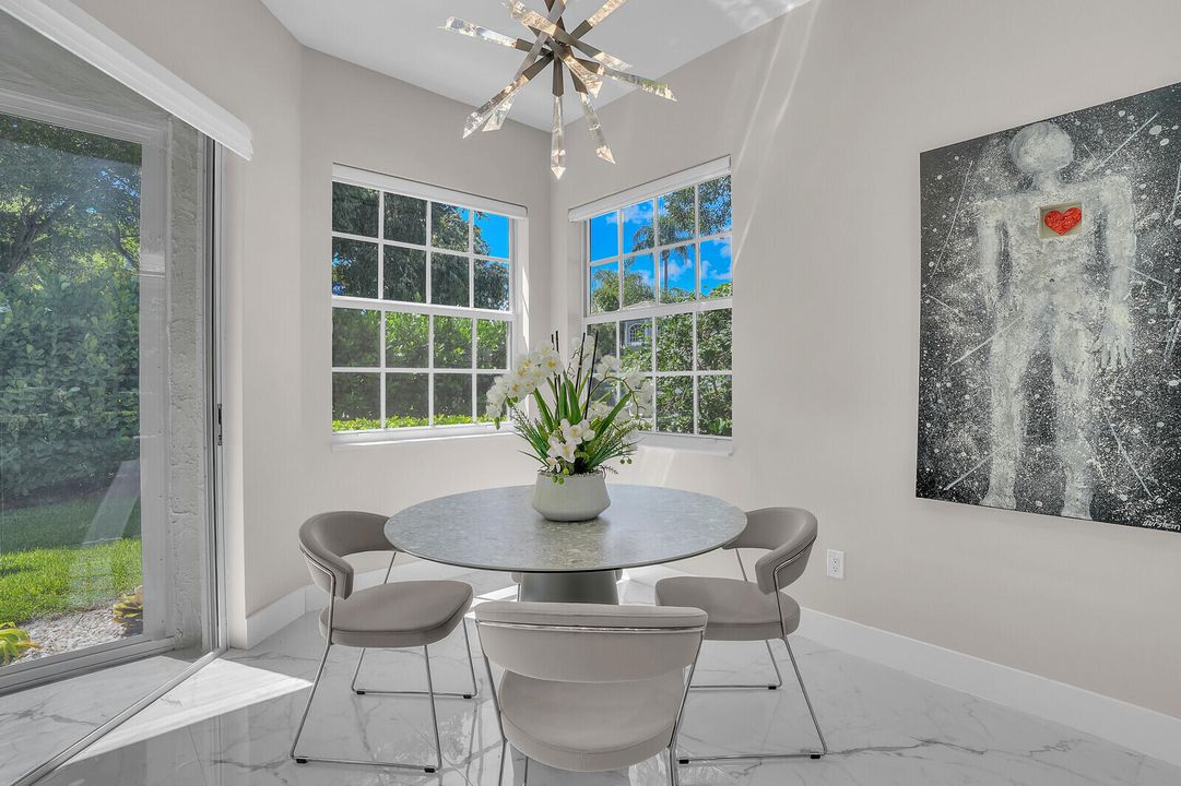 合同活跃: $299,000 (3 贝兹, 2 浴室, 1807 平方英尺)