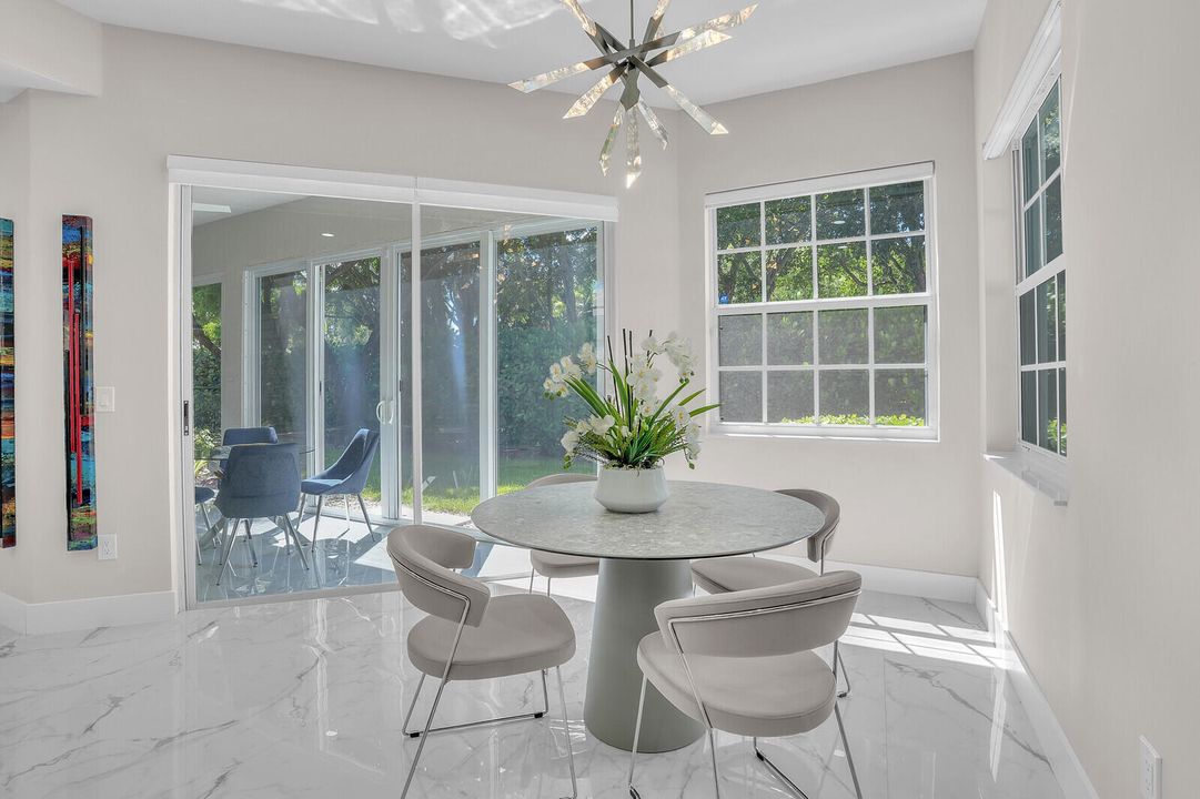 合同活跃: $299,000 (3 贝兹, 2 浴室, 1807 平方英尺)