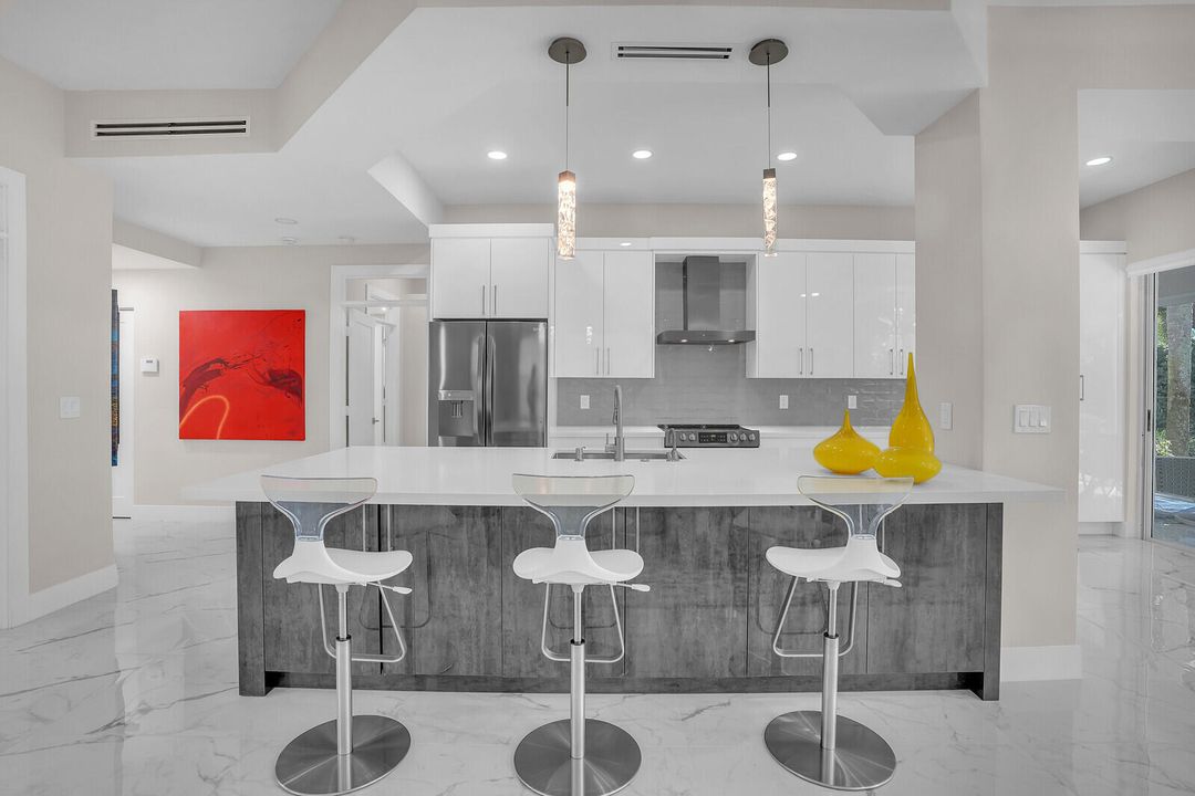 合同活跃: $299,000 (3 贝兹, 2 浴室, 1807 平方英尺)