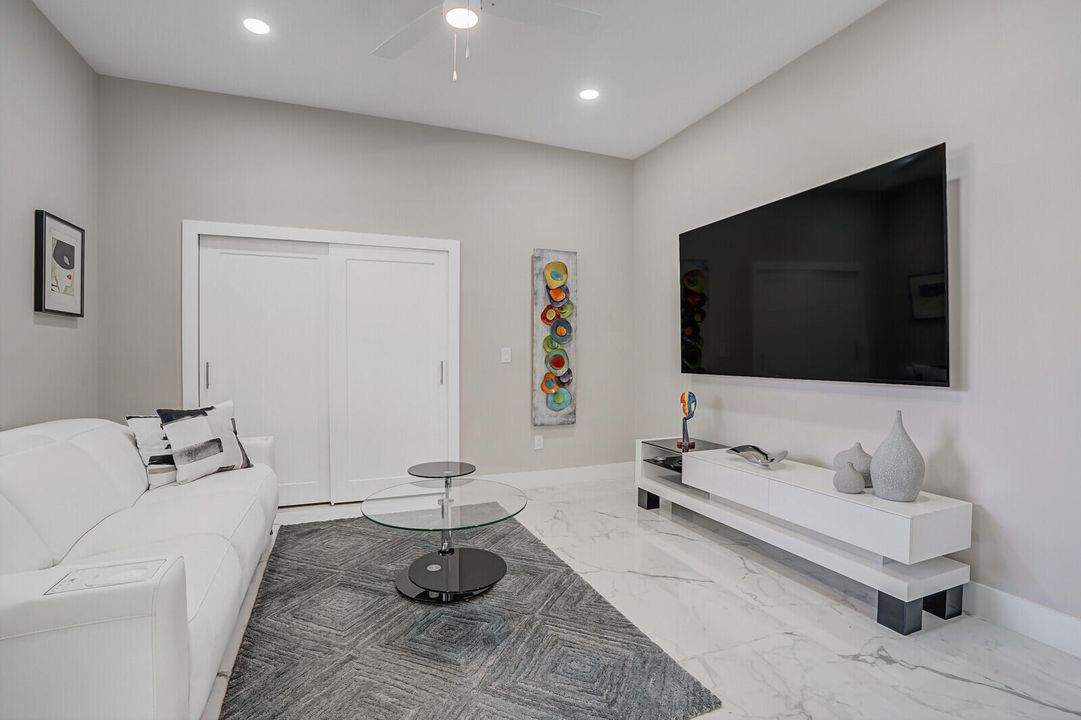 合同活跃: $299,000 (3 贝兹, 2 浴室, 1807 平方英尺)