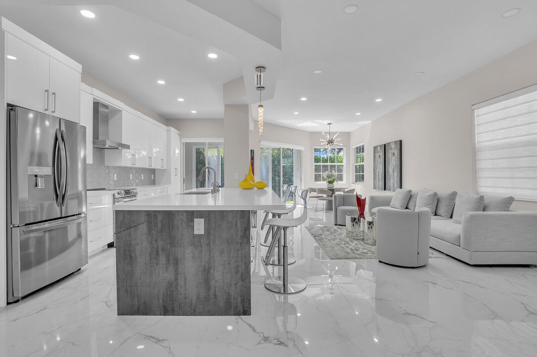 合同活跃: $299,000 (3 贝兹, 2 浴室, 1807 平方英尺)