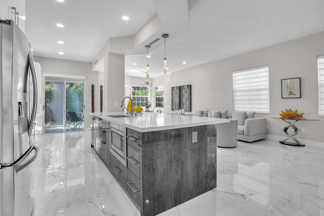 合同活跃: $299,000 (3 贝兹, 2 浴室, 1807 平方英尺)