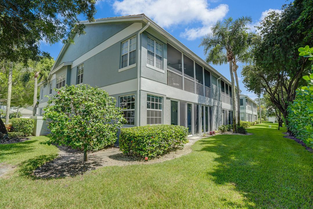 合同活跃: $299,000 (3 贝兹, 2 浴室, 1807 平方英尺)