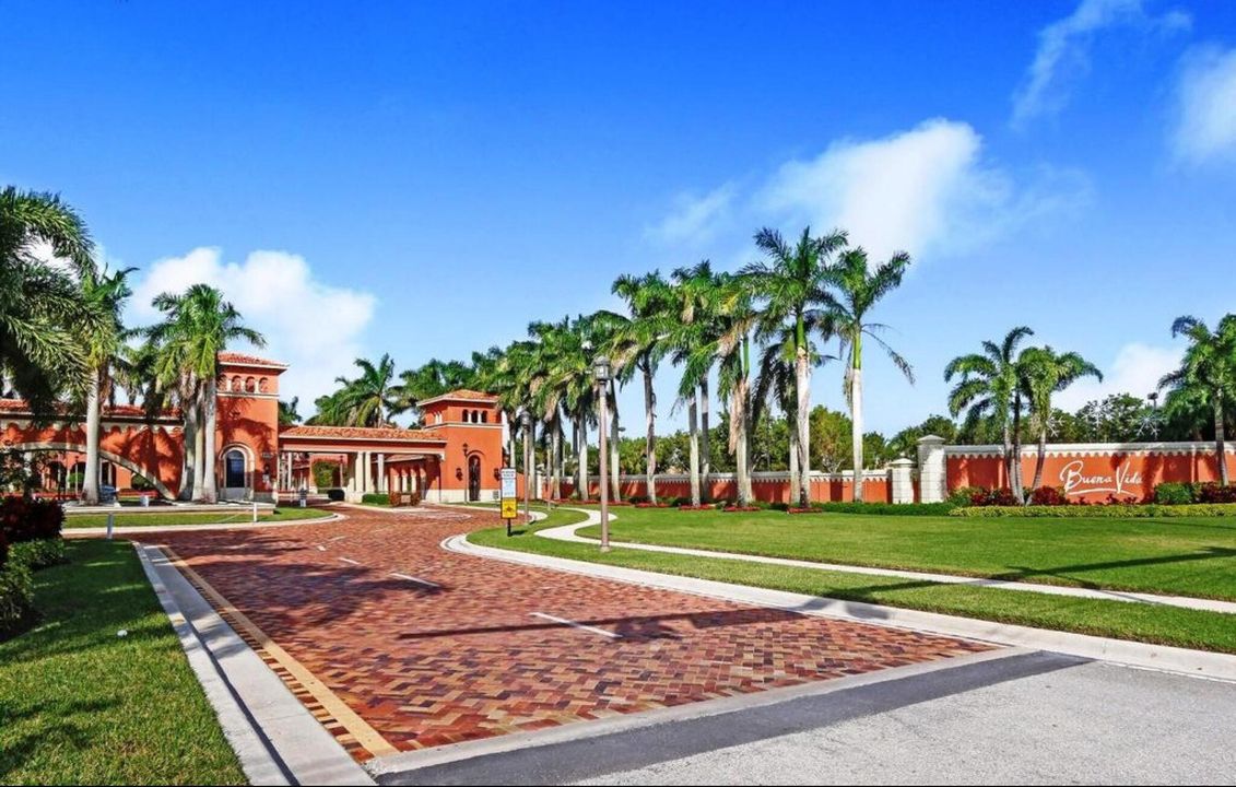 Под контрактом: $5,800 (2 спален, 2 ванн, 1851 Квадратных фут)