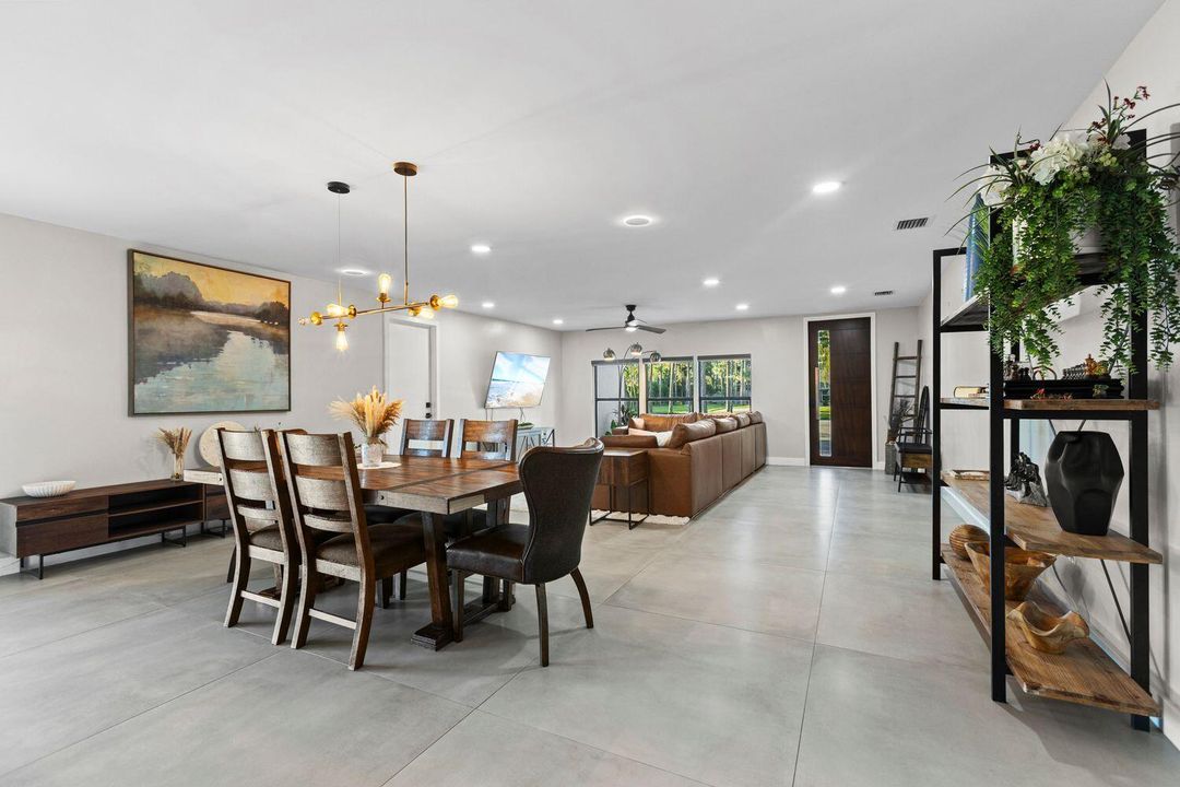 合同活跃: $775,000 (3 贝兹, 2 浴室, 1764 平方英尺)