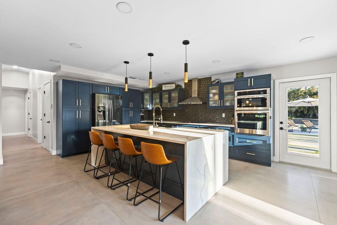 合同活跃: $775,000 (3 贝兹, 2 浴室, 1764 平方英尺)