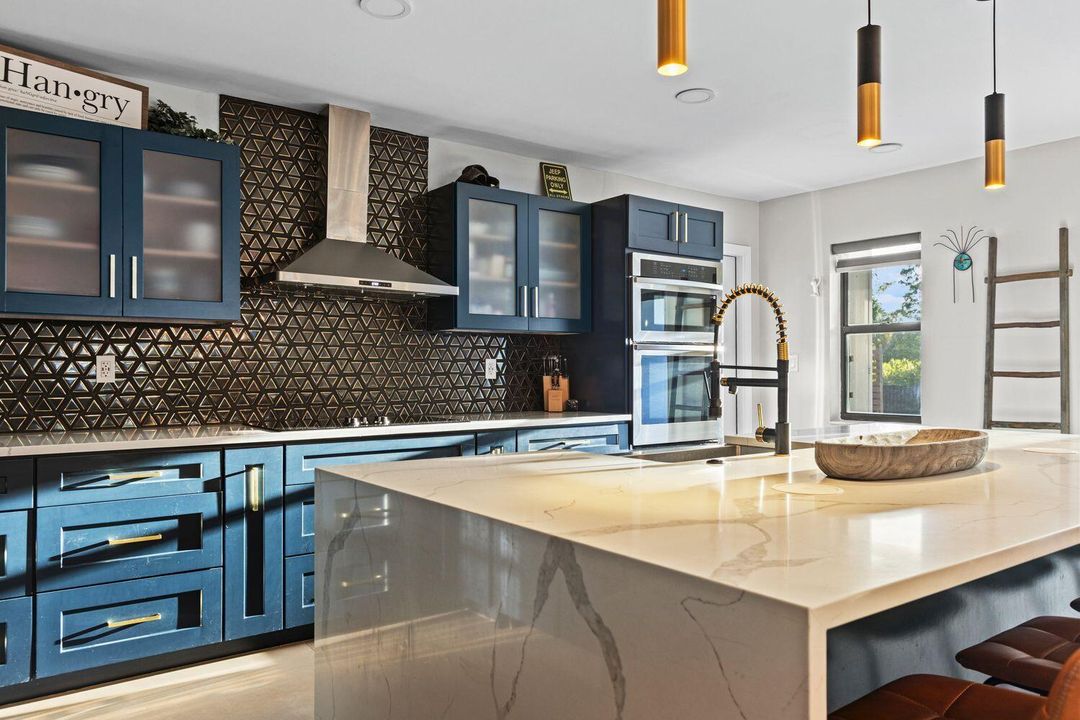 合同活跃: $775,000 (3 贝兹, 2 浴室, 1764 平方英尺)