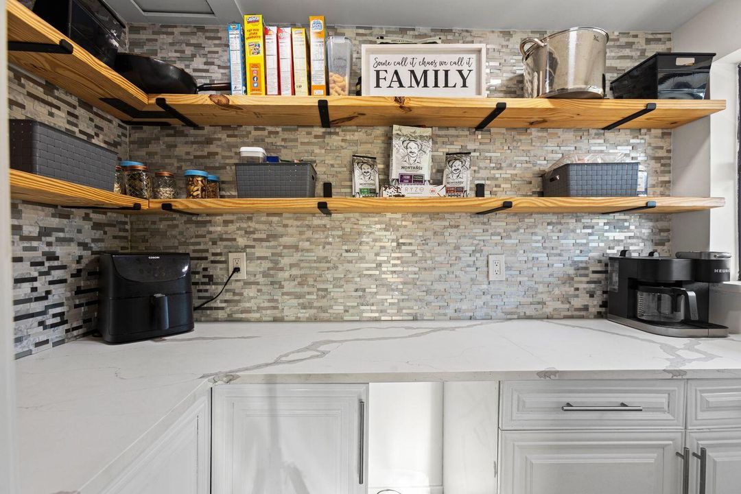 合同活跃: $775,000 (3 贝兹, 2 浴室, 1764 平方英尺)