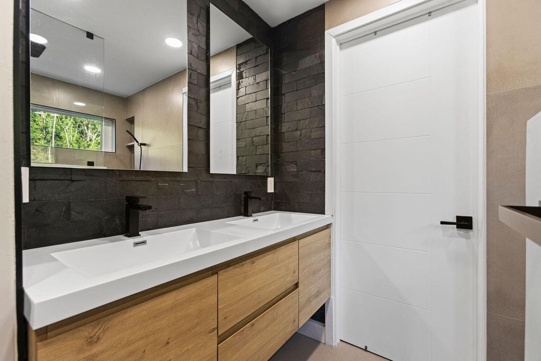 合同活跃: $775,000 (3 贝兹, 2 浴室, 1764 平方英尺)