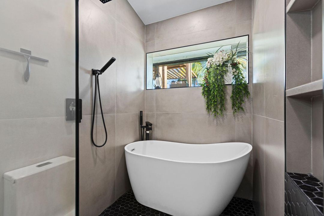 合同活跃: $775,000 (3 贝兹, 2 浴室, 1764 平方英尺)