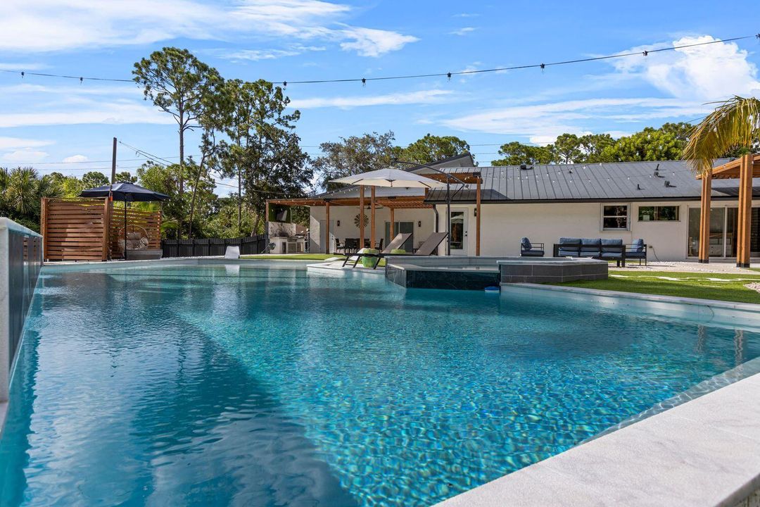 合同活跃: $775,000 (3 贝兹, 2 浴室, 1764 平方英尺)