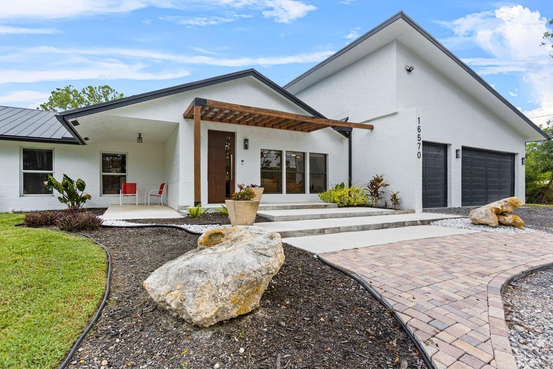 合同活跃: $775,000 (3 贝兹, 2 浴室, 1764 平方英尺)