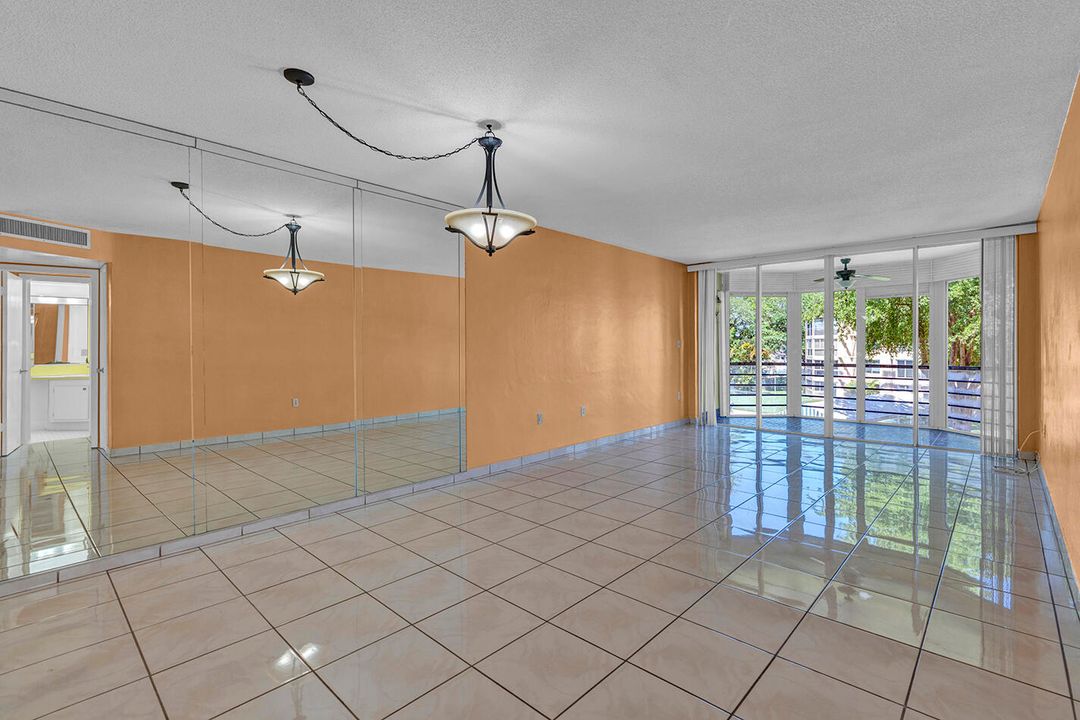 Под контрактом: $125,000 (1 спален, 1 ванн, 898 Квадратных фут)