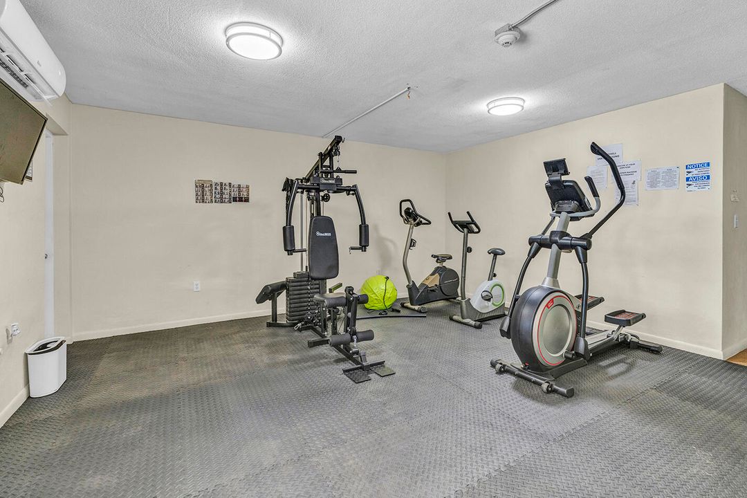 Под контрактом: $125,000 (1 спален, 1 ванн, 898 Квадратных фут)