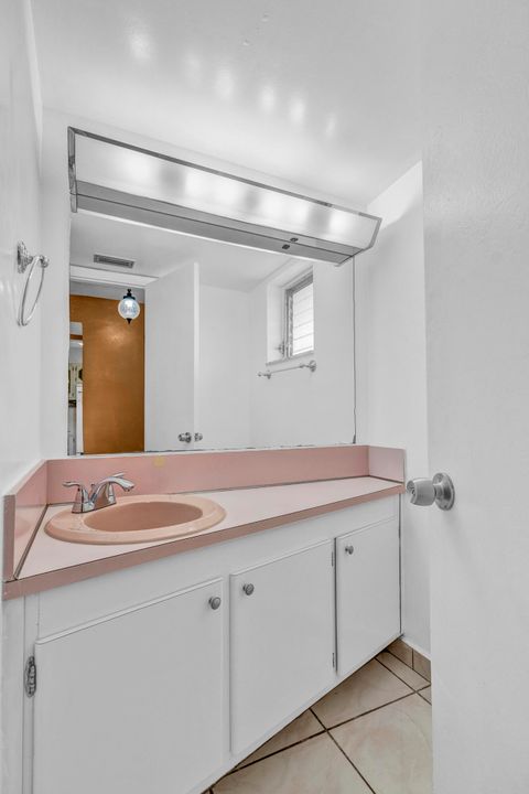 Под контрактом: $125,000 (1 спален, 1 ванн, 898 Квадратных фут)