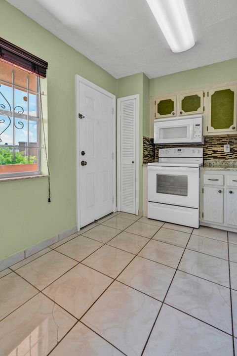 Под контрактом: $125,000 (1 спален, 1 ванн, 898 Квадратных фут)