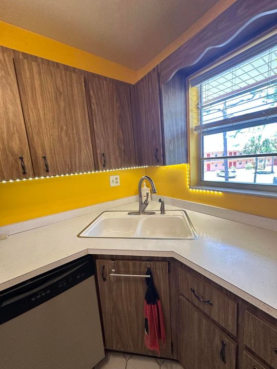 For Sale: $84,900 (2 beds, 1 baths, 819 Square Feet)