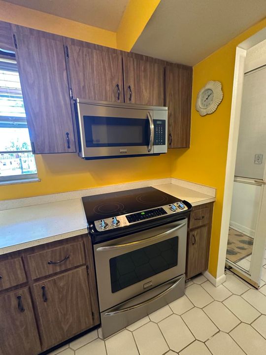 For Sale: $84,900 (2 beds, 1 baths, 819 Square Feet)