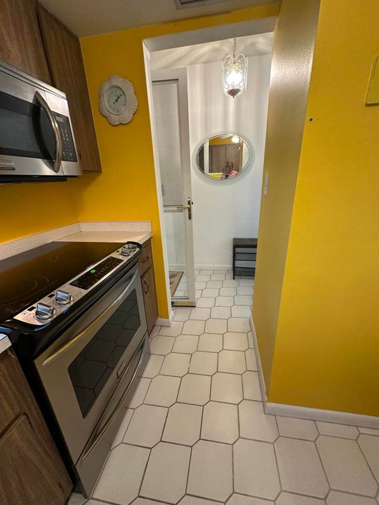 For Sale: $84,900 (2 beds, 1 baths, 819 Square Feet)