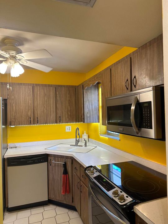 For Sale: $84,900 (2 beds, 1 baths, 819 Square Feet)