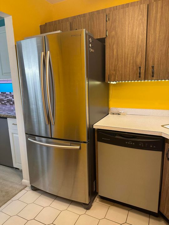 For Sale: $84,900 (2 beds, 1 baths, 819 Square Feet)