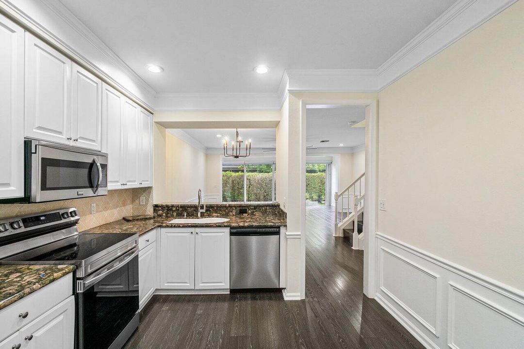 合同活跃: $3,900 (3 贝兹, 2 浴室, 1710 平方英尺)