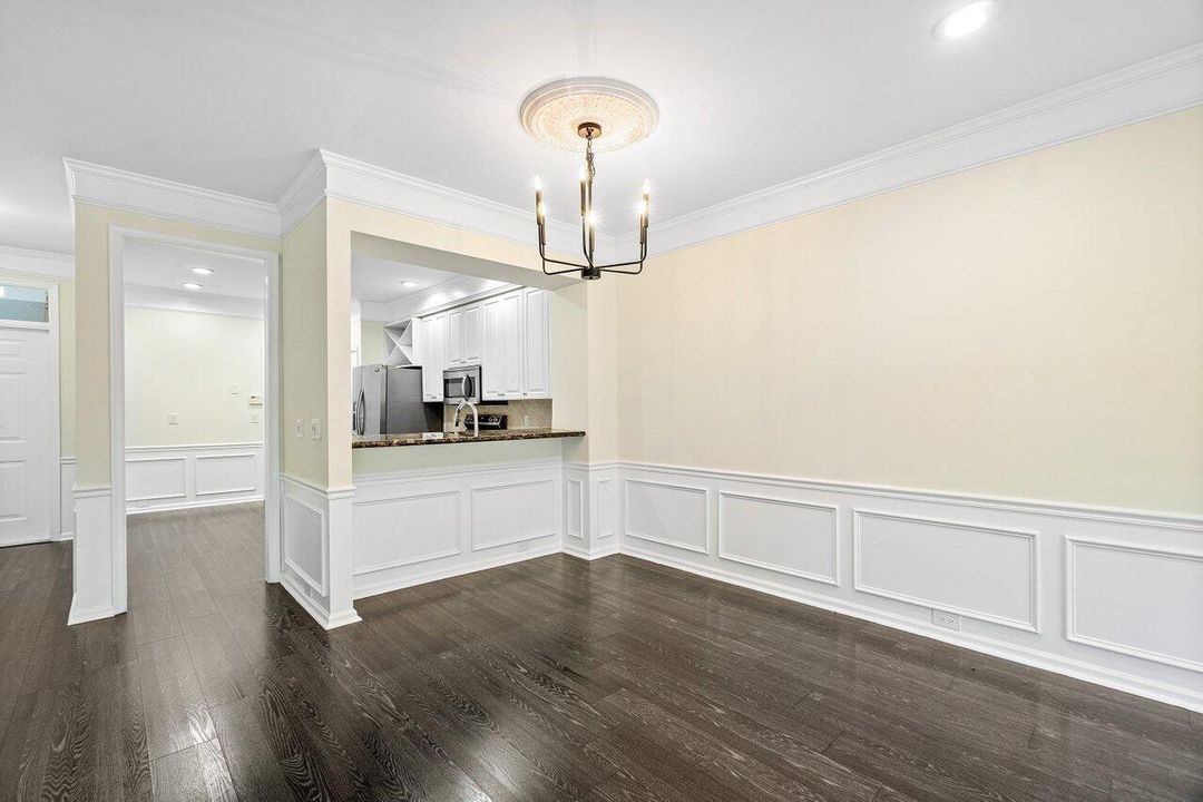 合同活跃: $3,900 (3 贝兹, 2 浴室, 1710 平方英尺)