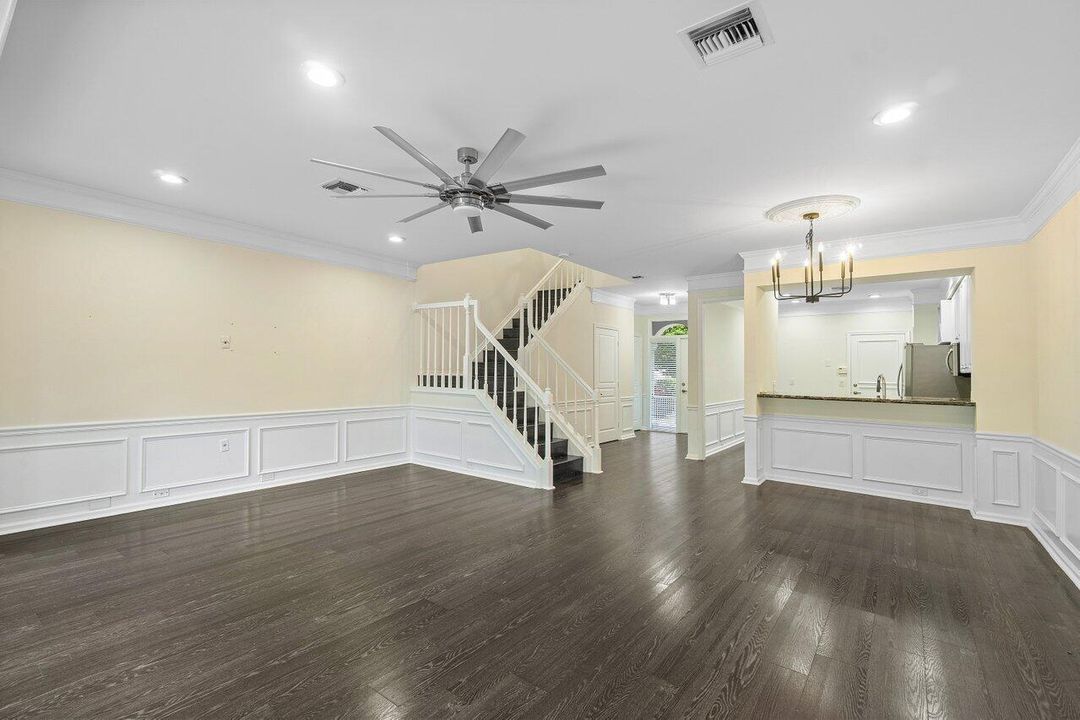 合同活跃: $3,900 (3 贝兹, 2 浴室, 1710 平方英尺)