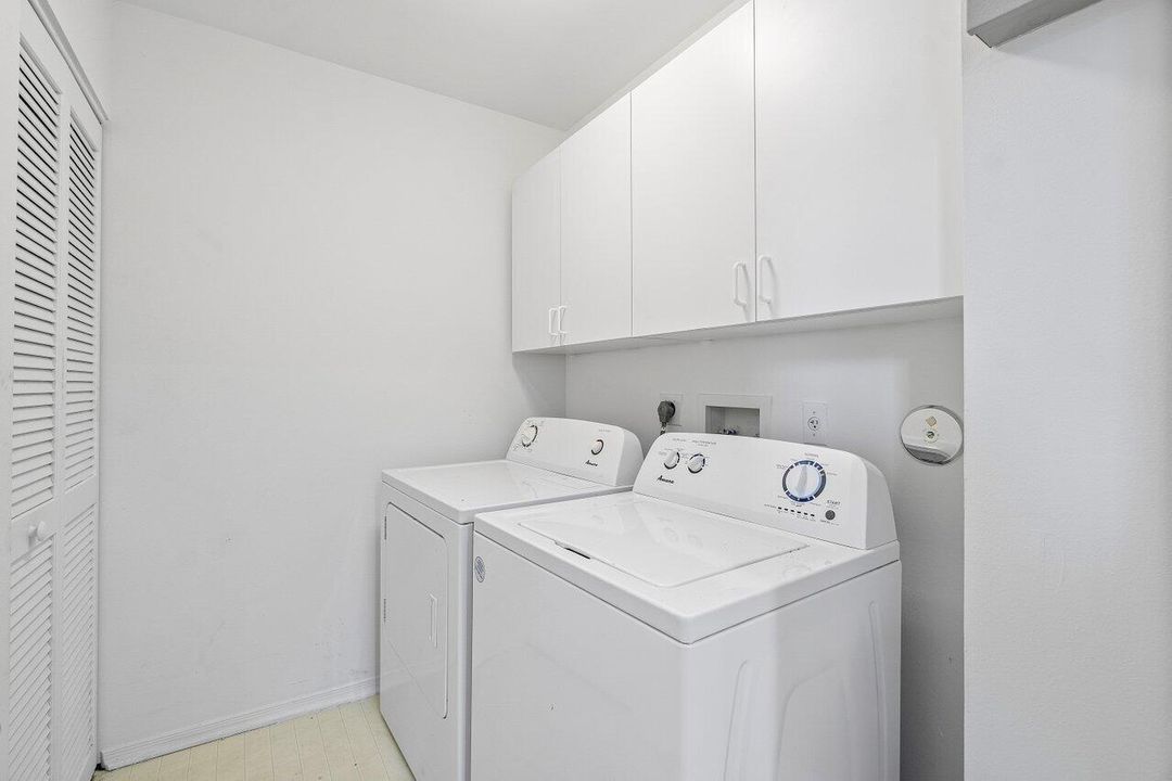 合同活跃: $3,900 (3 贝兹, 2 浴室, 1710 平方英尺)