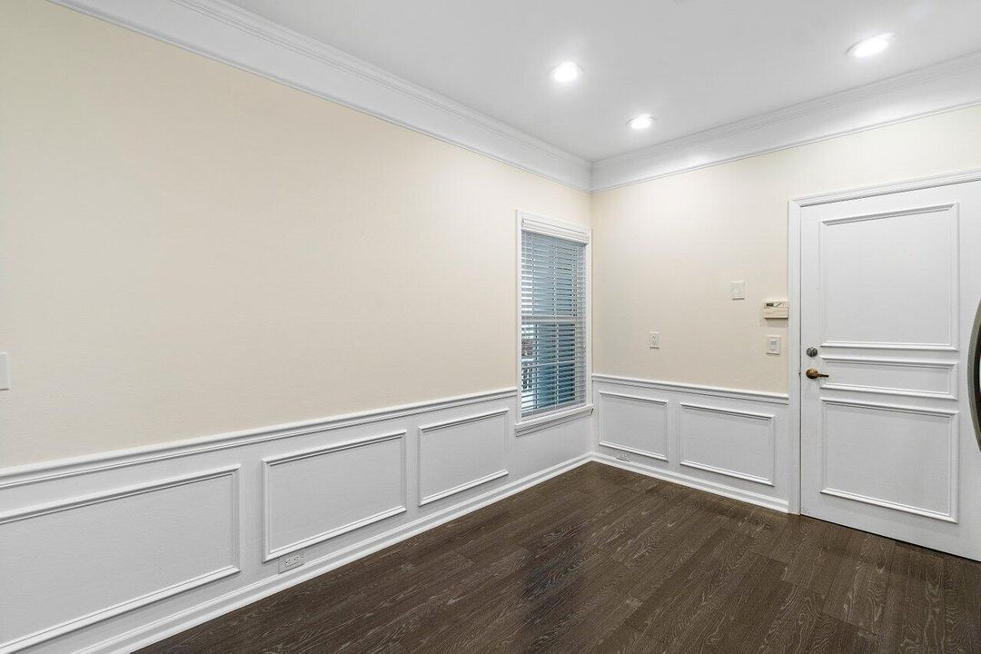 合同活跃: $3,900 (3 贝兹, 2 浴室, 1710 平方英尺)