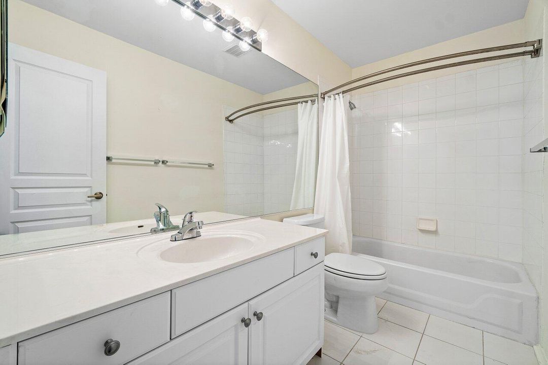 合同活跃: $3,900 (3 贝兹, 2 浴室, 1710 平方英尺)