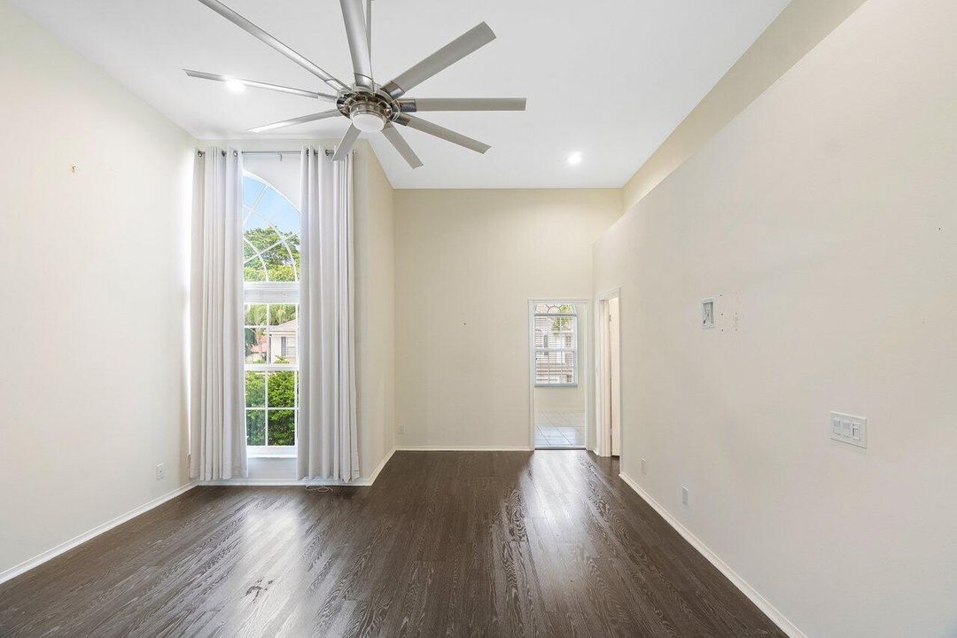 合同活跃: $3,900 (3 贝兹, 2 浴室, 1710 平方英尺)