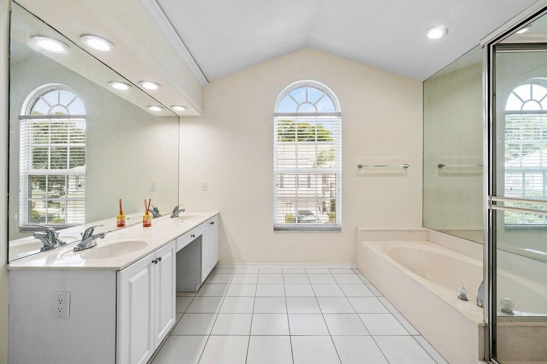 合同活跃: $3,900 (3 贝兹, 2 浴室, 1710 平方英尺)