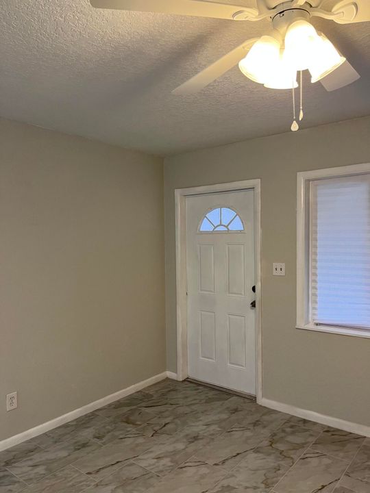 合同活跃: $369,900 (2 贝兹, 1 浴室, 1450 平方英尺)