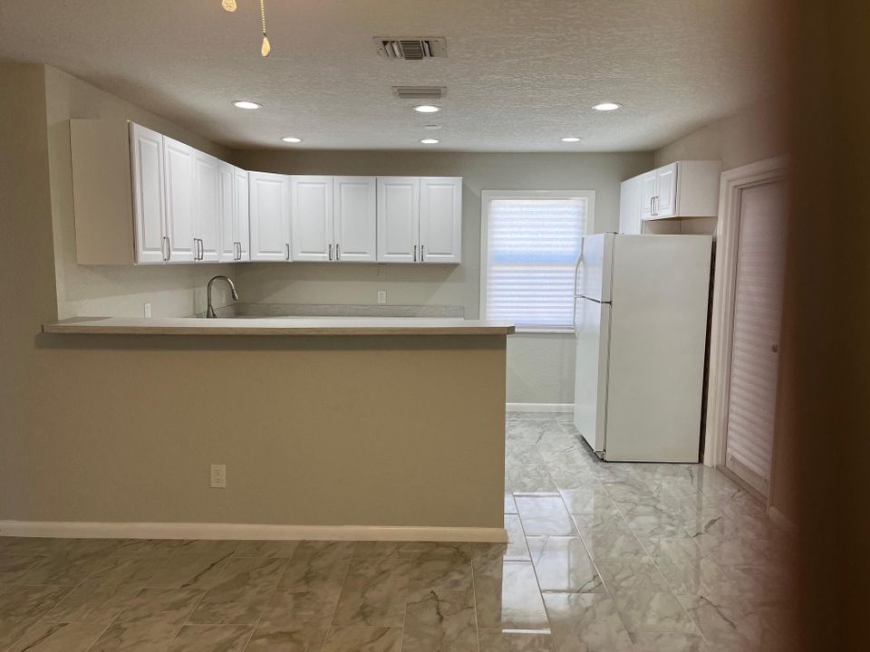 合同活跃: $369,900 (2 贝兹, 1 浴室, 1450 平方英尺)