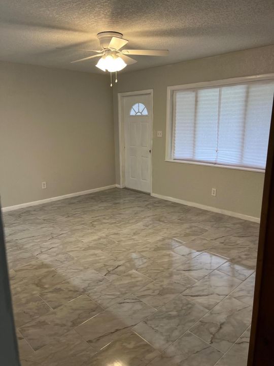 合同活跃: $369,900 (2 贝兹, 1 浴室, 1450 平方英尺)