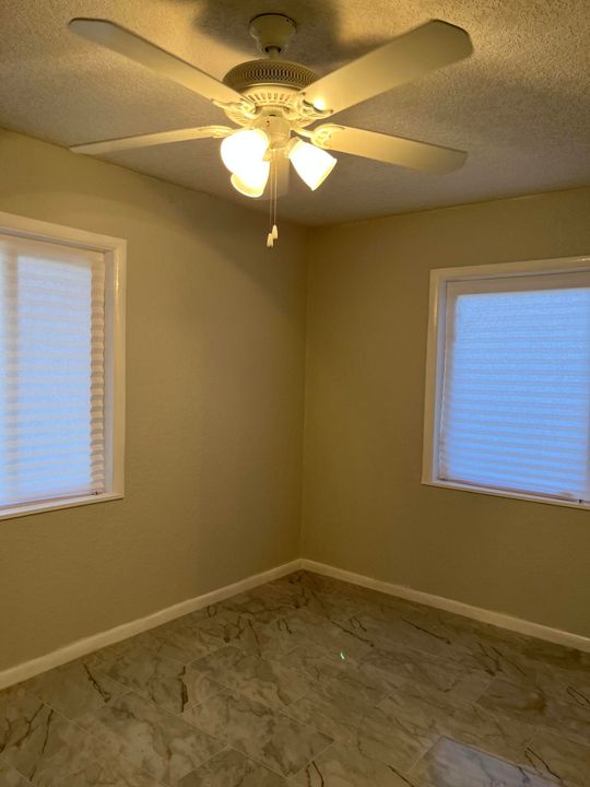 合同活跃: $369,900 (2 贝兹, 1 浴室, 1450 平方英尺)