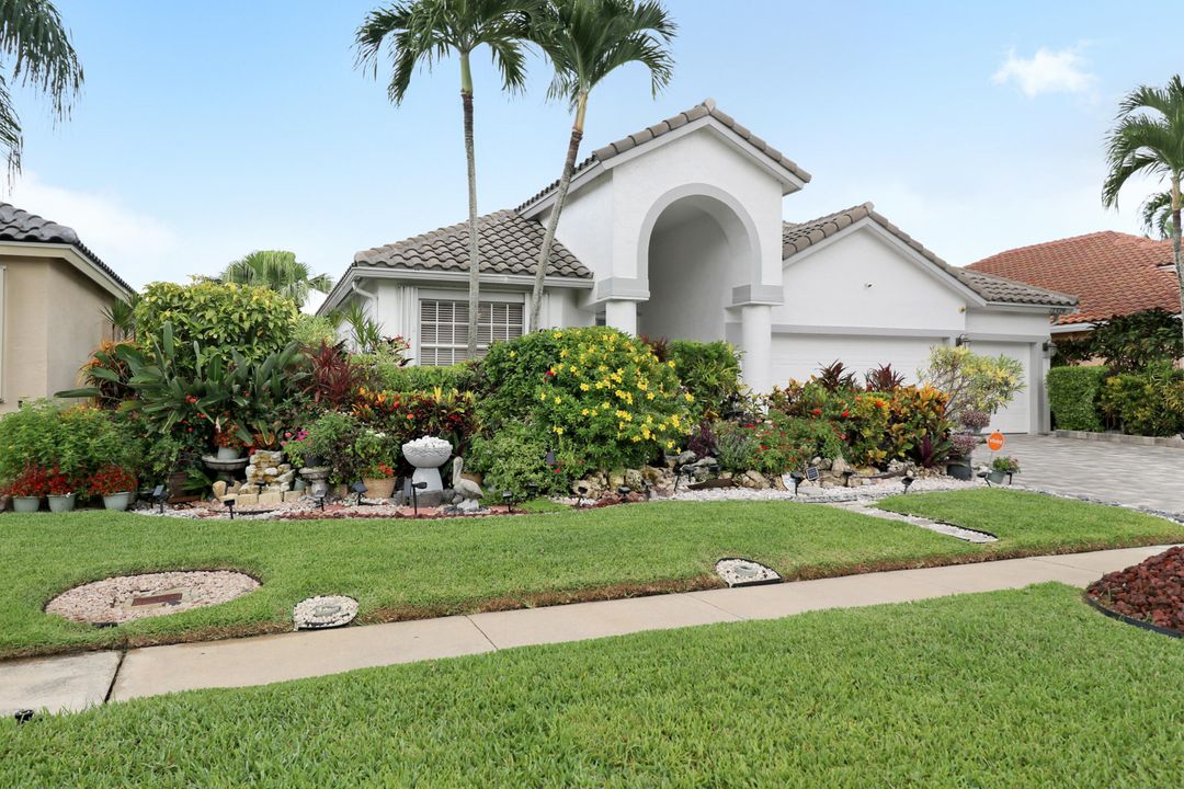 合同活跃: $899,999 (4 贝兹, 3 浴室, 2346 平方英尺)