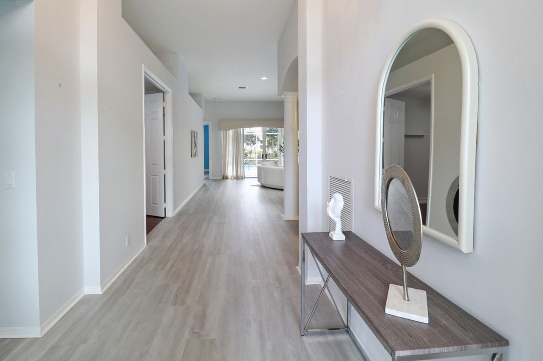 合同活跃: $899,999 (4 贝兹, 3 浴室, 2346 平方英尺)