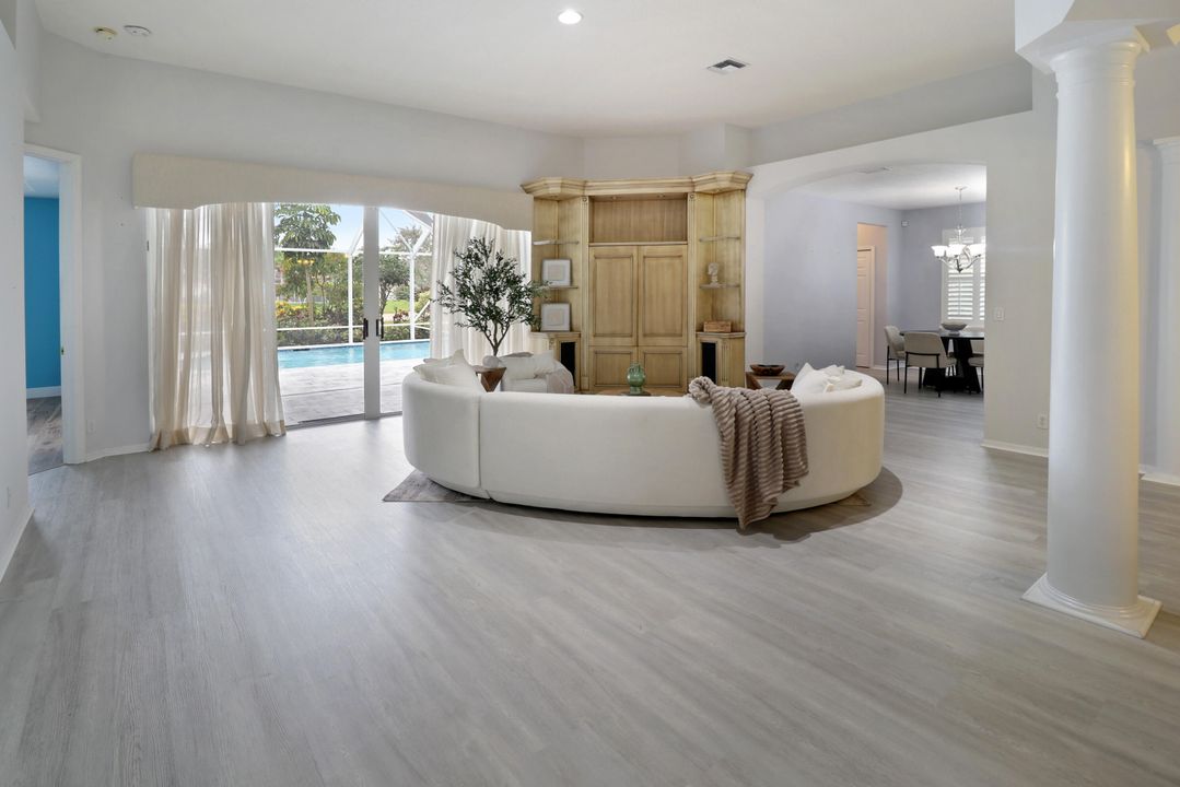 合同活跃: $899,999 (4 贝兹, 3 浴室, 2346 平方英尺)