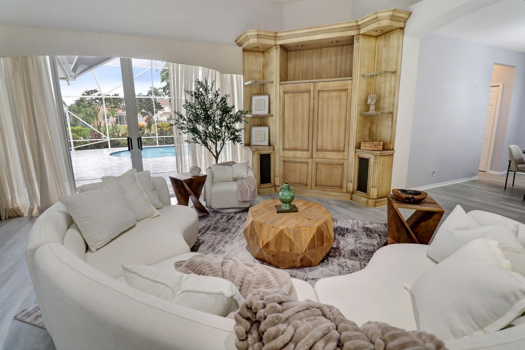 合同活跃: $899,999 (4 贝兹, 3 浴室, 2346 平方英尺)