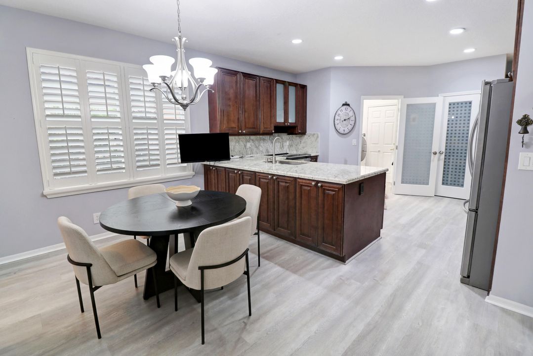 合同活跃: $899,999 (4 贝兹, 3 浴室, 2346 平方英尺)