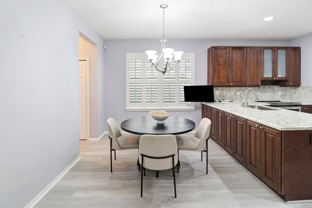 合同活跃: $899,999 (4 贝兹, 3 浴室, 2346 平方英尺)