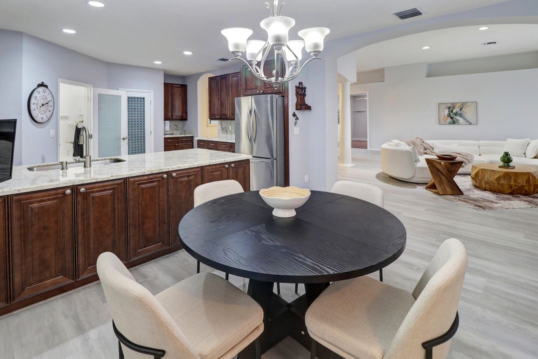 合同活跃: $899,999 (4 贝兹, 3 浴室, 2346 平方英尺)