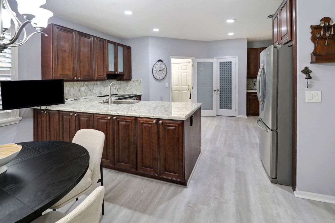 合同活跃: $899,999 (4 贝兹, 3 浴室, 2346 平方英尺)