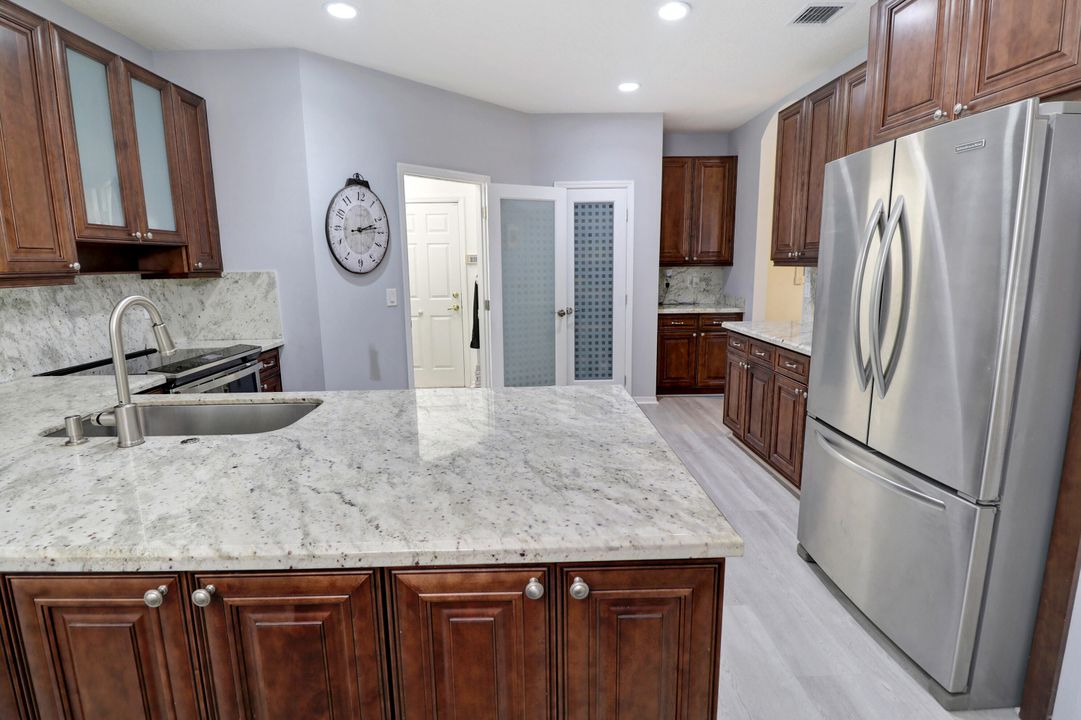 合同活跃: $899,999 (4 贝兹, 3 浴室, 2346 平方英尺)