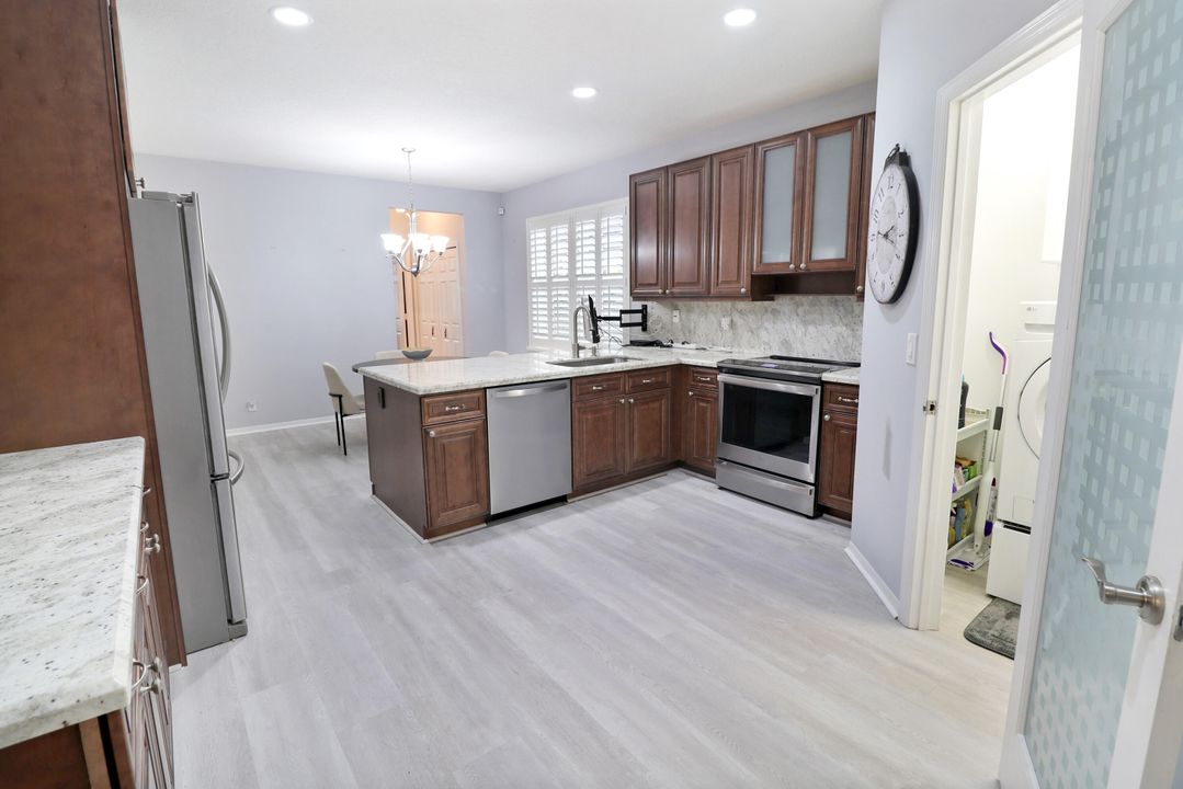 合同活跃: $899,999 (4 贝兹, 3 浴室, 2346 平方英尺)